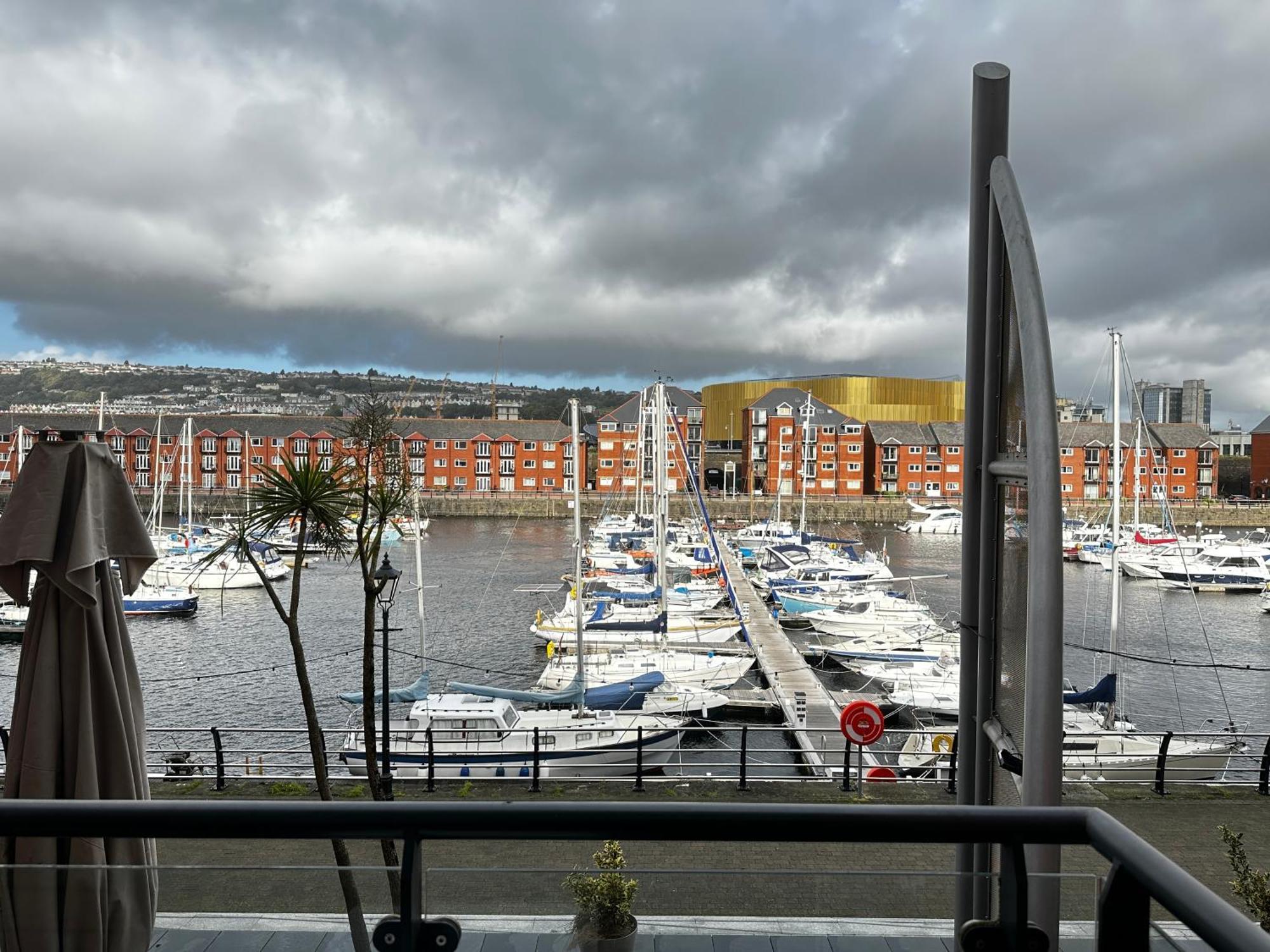 Water Front Apt Walk To The Beach & City Centre Swansea Exterior photo